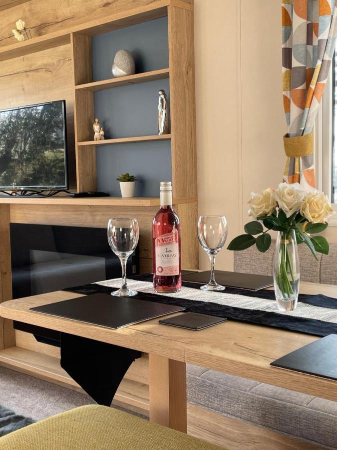 Deluxe, 3 Bed Holiday Home At Combe Haven Holiday Park Newport Beach Exterior foto